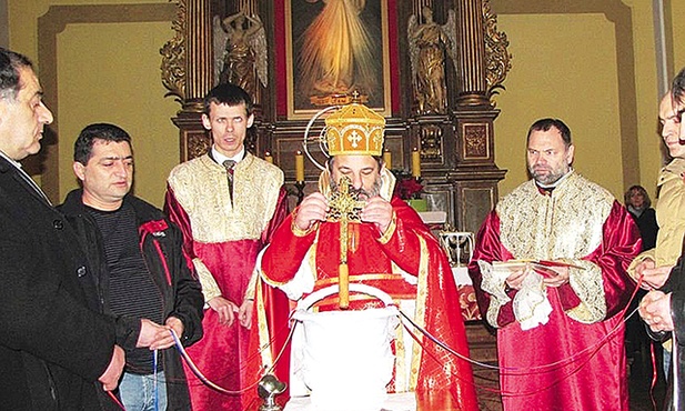 Obrzęd „chrztu wody” i błogosławieństwo wiernych. Według tradycji Ormian pozostających w diasporze, czterech ojców chrzestnych pomaga kapłanowi w wypełnianiu posługi „w cztery strony świata”, co symbolizuje wszystkie kierunki. Na zdjęciu ks. Tadeusz Isakowicz- -Zaleski we Wrocławiu