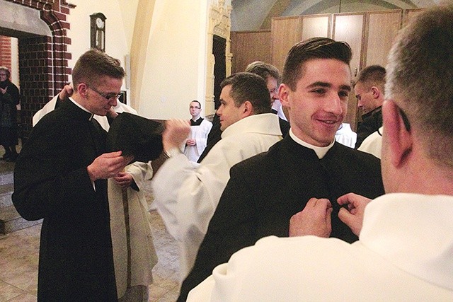  Przywdzianie stroju kapłańskiego odbywa się w katedralnej zakrystii
