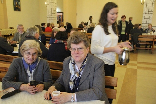 Przerwa na kawę między prelekcjami. Młodzież z radomskiego PG nr 10 pomagała przy obsłudze gości
