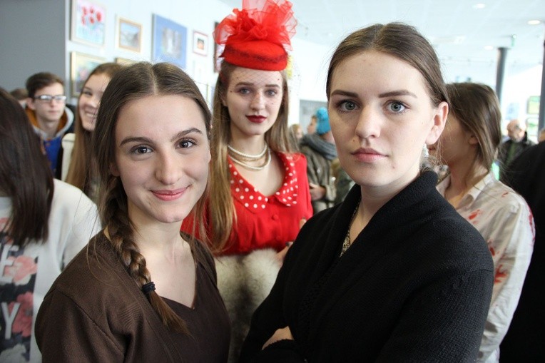 Ewelina Suwała (z prawej) w roli Krystyny Piaseckiej i Maria Adamczyk w przedstawieniu Rebeka. W tle Laura Kozub