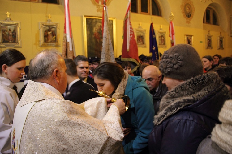 Wprowadzenie relikwii św. Jana Pawła II do kościoła w Mazewie