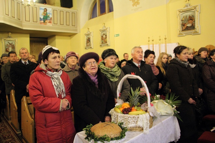 Wprowadzenie relikwii św. Jana Pawła II do kościoła w Mazewie