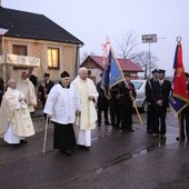 Wprowadzenie relikwii św. Jana Pawła II do kościoła w Mazewie