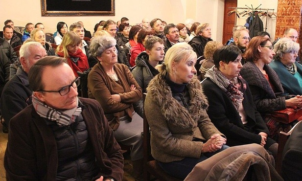 Słuchacze konferencji prof. Abdalli w sali bankietowej zamku w Dzięgielowie