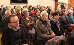 Słuchacze konferencji prof. Abdalli w sali bankietowej zamku w Dzięgielowie