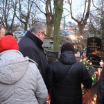 Modlitwa przy grobie ks. Gustkowicza