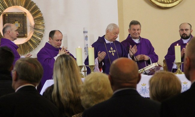 Eucharystii przewodniczył bp Adam Odzimek (w środku). Od lewej ks. Sylwester Jaśkiewicz i ks. Mirosław Kszczot Od prawej ks. Damian Drabikowski i ks. Marek Dziewiecki