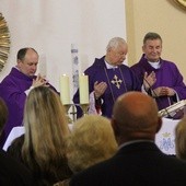 Eucharystii przewodniczył bp Adam Odzimek (w środku). Od lewej ks. Sylwester Jaśkiewicz i ks. Mirosław Kszczot Od prawej ks. Damian Drabikowski i ks. Marek Dziewiecki