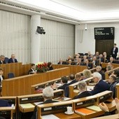 Senat za nowelizacją ustawy PiS o TK