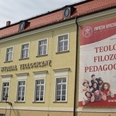 Potrzeba bardziej świadków niż nauczycieli