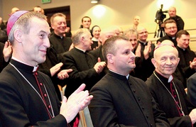 Biskup nominat Leszek Leszkiewicz między biskupami Władysławem i Stanisławem