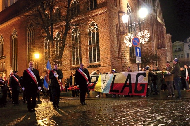 Na czele pochodu szli przedstawiciele „Solidarności”.  – Bez Grudnia ’70 nie byłoby Sierpnia ’81 – podkreślali  