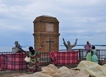 Entebbe, Ziwa Nyanza, czyli Jezioro Wiktorii. Pierwsi misjonarze, Ojcowie Biali, przypłynęli tu od strony Tanganiki.  Dziś to wydarzenie upamiętnia pomnik nad brzegiem jeziora