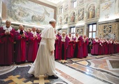 Papież Franciszek podczas spotkania z trybunałem  Roty Rzymskiej 