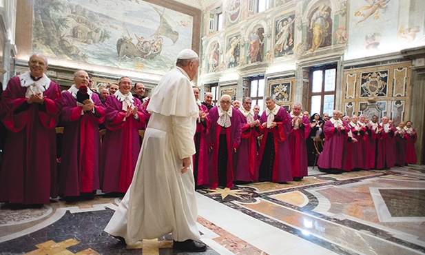 Papież Franciszek podczas spotkania z trybunałem  Roty Rzymskiej 
