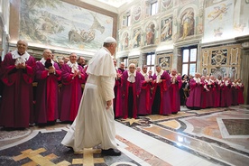 Papież Franciszek podczas spotkania z trybunałem  Roty Rzymskiej 