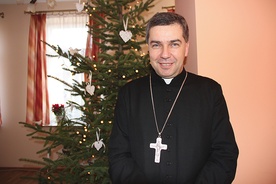  Po ogłoszeniu nominacji ks. Wojciech Osial otrzymał stosowny dokument oraz krzyż biskupi