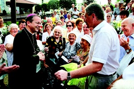   Na pierwszą rocznicę święceń biskupich Tadeusz Lityński dostał od parafian z Gorzowa Wlkp. rower, aby dbał nie tylko o kondycję ducha, ale też ciała