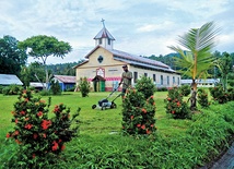  Przedświąteczne porządki przy parafii w Papui 