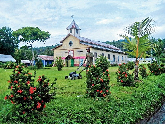  Przedświąteczne porządki przy parafii w Papui 