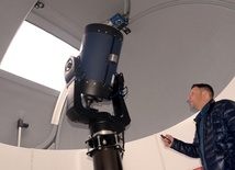 Sercem astrobazy jest kopuła z otwieranym dachem i wysokiej klasy teleskopem