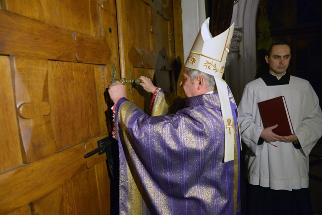 2015.12.13 - Bp Henryk Tomasik rozpoczął Rok Miłosierdzia otwierając bramę jubileuszu w katedrze