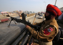 Islamiści z Pakistanu zaatakowali indyjską bazę lotniczą 