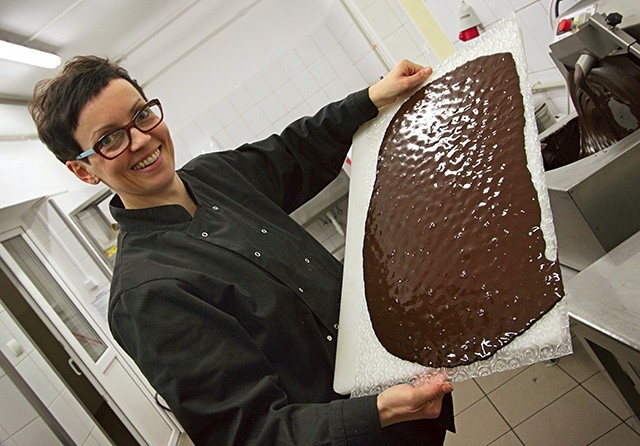 Pani Anna prezentuje gotową czekoladę, wylaną na plastikowy blat