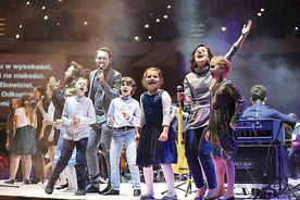Razem z gwiazdami na scenie zaśpiewały dzieci ze Szkółki TGD