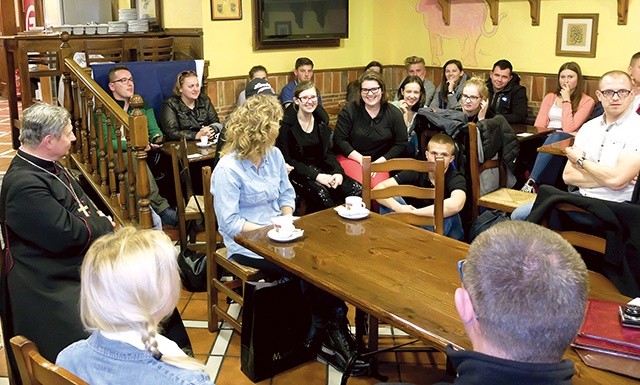 Powyżej: Jak każdego roku, ordynariusz zaprosił uczestników na rozmowę  przy kawie i herbacie