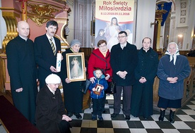  Lektura przyniesie wiele duchowych korzyści. Są o tym przekonani duszpasterze (od lewej) ks. Piotr Giemza (obok niego Rafał Goworek) i ks. Tomasz Jurzyński 