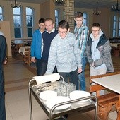 Nakrywanie do stołów jest jednym z elementów seminaryjnej codzienności