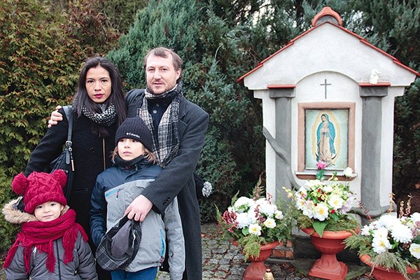 Ryszard Jankiewicz ze swoją rodziną często modli się przy skierniewickiej kapliczce