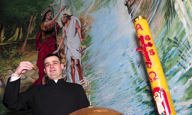 Ks. Tomasz Sałatka  w kaplicy chrzcielnej  w kościele Miłosierdzia  Bożego w Świebodzinie