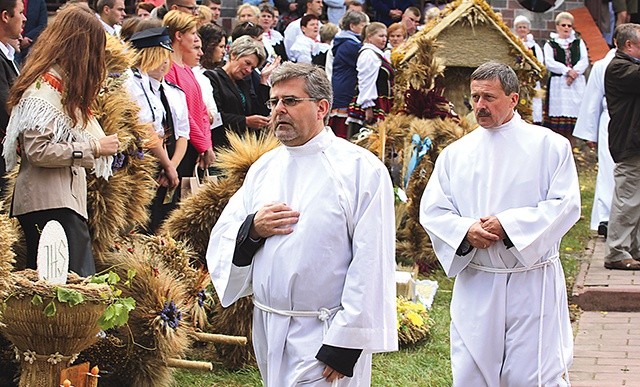 Trudno wyobrazić sobie ważniejsze święta w diecezji bez posługi nadzwyczajnych szafarzy Komunii św.