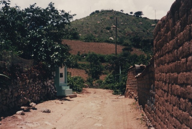 Droga w Pueblo Viejo, miejsce, w którym zamordowani zostali polscy misjonarze z Pariacoto