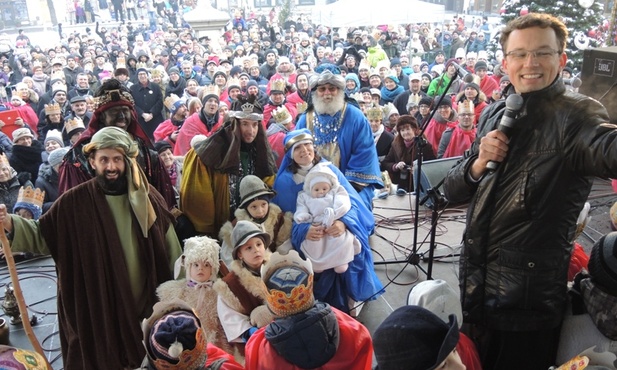 Orszakowe selfie ze sceny na bielskim Rynku wykonał ks. Mateusz Dudkiewicz