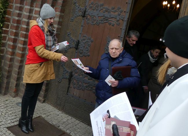 Błyskawiczna gazeta dla uczestników ingresu w gorzowskiej katedrze