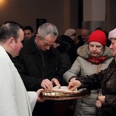 Ks. Waldemar Majchrowski rozdaje opłatki członkom parafialnych kół różańcowych