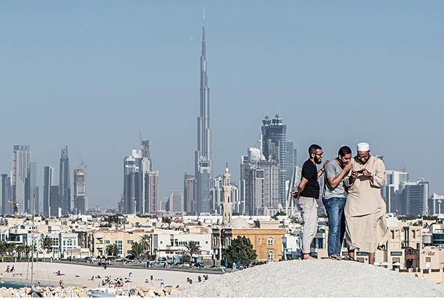 Dubaj to wizytówka Emiratów,  a wizytówką Dubaju są najwyższe drapacze chmur, plaża i... uśmiechnięci ludzie 