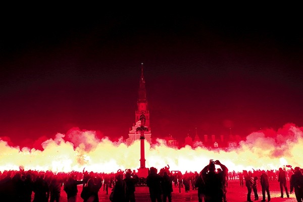 Racowisko w czasie oprawy, podczas której wszyscy śpiewają hymn narodowy, u wielu wywołuje patriotyczne poruszenie