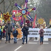 Uczestnicy orszaku na ulicach Ostródy