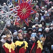 Z roku na rok coraz więcej ludzi chce uczestniczyć w ulicznych jasełkach