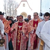 Przejście przez bramę w Szczepanowie 