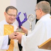 Ks. Tadeusz Bańkowski odbiera statuetkę z podziękowaniami od Polskiego Związku Niewidomych, którą wręczył ks. Andrzej Gałka, krajowy duszpasterz niewidomych