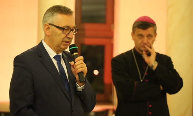 Życzenia bp. Romanowi Pindlowi i wszystkim obecnym złożył minister Stanisław Szwed