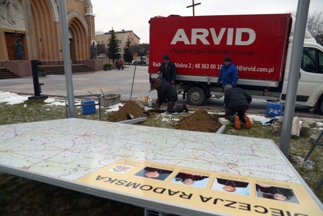 Tablicę z mapą montuje Agencja Reklamowa "Arvid"