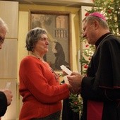 W czasie spotkania każdy miał okazję przełamać się opłatkiem i złożyć życzenia biskupowi Wiesławowi