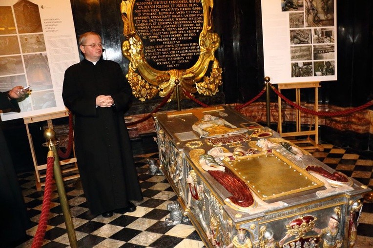 Odnowiony sarkofag króla Stefana Batorego