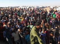 Watykan: Uchodźcy mają obowiązek...